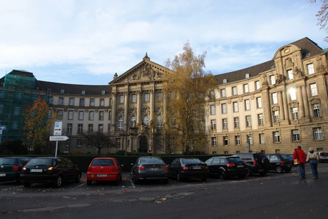 gerichtsgebaeude-reichenspergerplatz