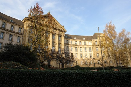 gerichtsgebaeude-reichenspergerplatz