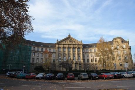 gerichtsgebaeude-reichenspergerplatz