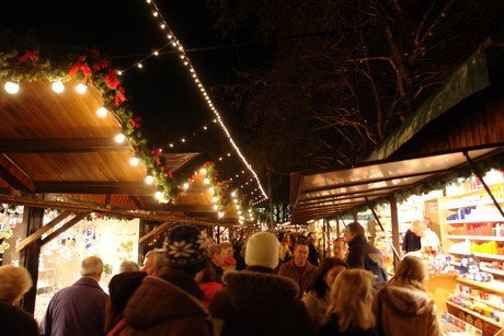 weihnachtsmarkt-neumarkt