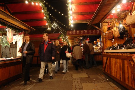 weihnachtsmarkt-neumarkt