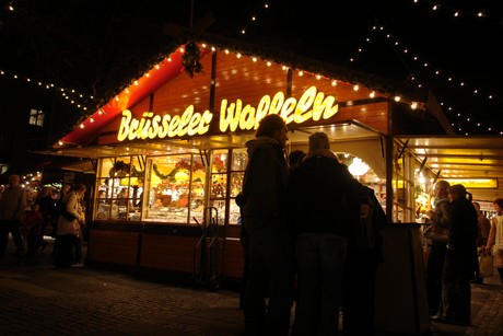 weihnachtsmarkt-neumarkt