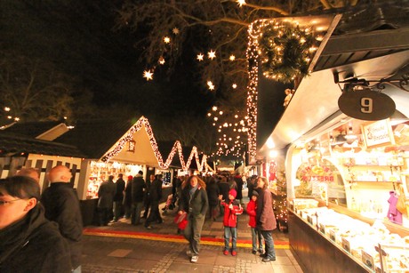 weihnachtsmarkt-neumarkt