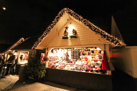 weihnachtsmarkt-neumarkt