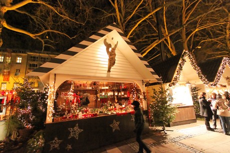 weihnachtsmarkt-neumarkt