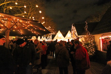 weihnachtsmarkt-neumarkt