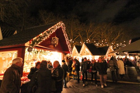 weihnachtsmarkt-neumarkt