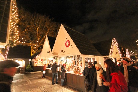 weihnachtsmarkt-neumarkt