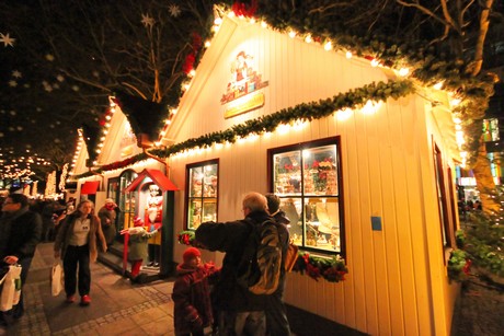 weihnachtsmarkt-neumarkt