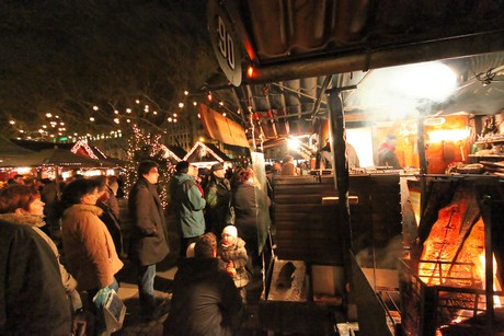 weihnachtsmarkt-neumarkt