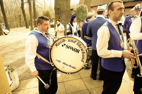 musik-und-showband-weiss-blau-am-stern-bruehl