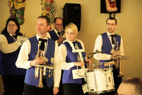 musik-und-showband-weiss-blau-am-stern-bruehl