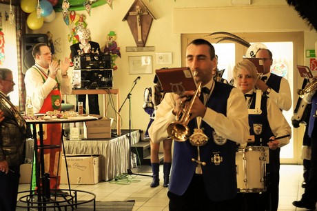 musik-und-showband-weiss-blau-am-stern-bruehl