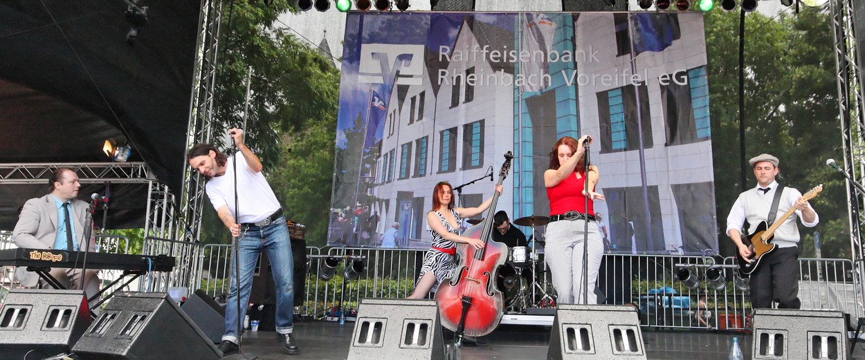 Moni Francis & The Bebops